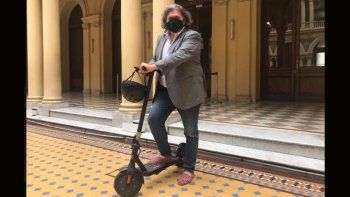Ramón fue a la Casa Rosada en monopatín y alpargatas