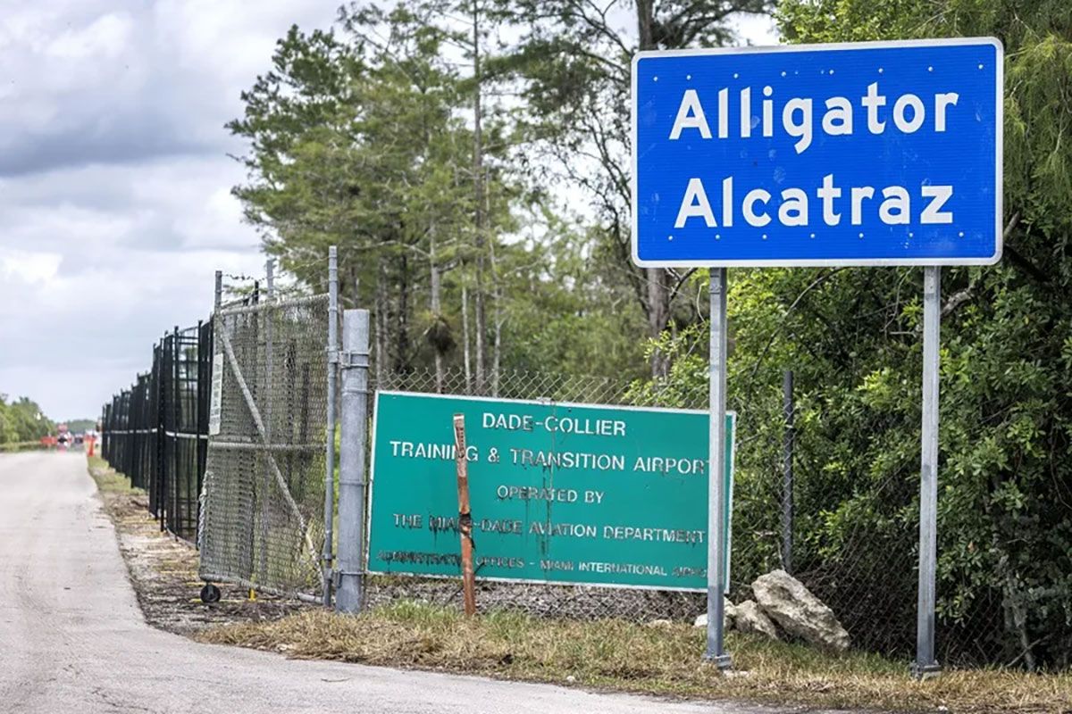 Entrada al nuevo centro de detención Alligator Alcatraz en Ochopee