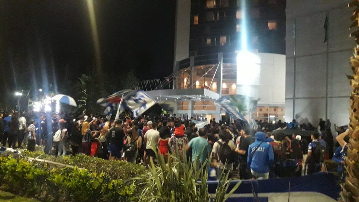 Los hinchas de Godoy Cruz se hicieron presente donde se encuentra concentrando el plantel y le brindaron un caluroso apoyo.