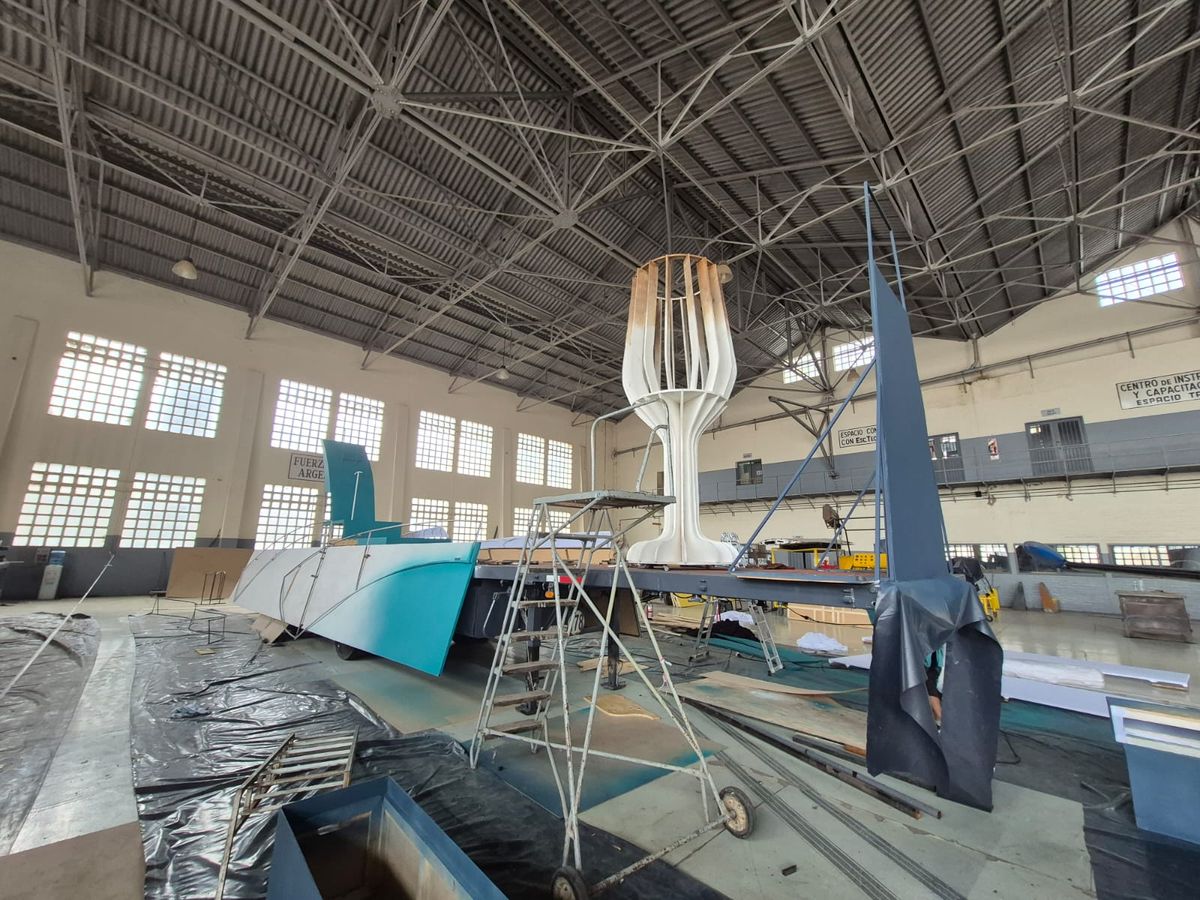 El armado del carro de la Ciudad de Mendoza, como de otros municipios, se realizó en los hangares de la Fuerza Aérea. El armado del carro de la Ciudad de Mendoza, como de otros municipios, se realizó en los hangares de la Fuerza Aérea.