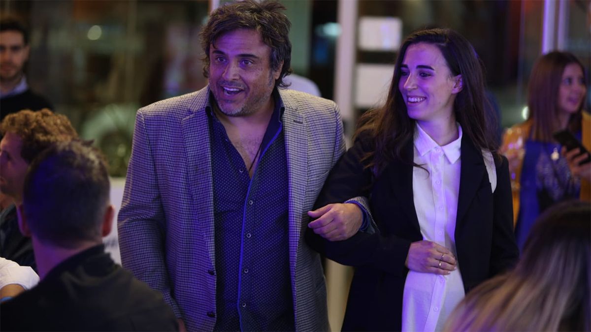 El humorista Rodrigo Galdeano y Agostina Martoni de Marketing.