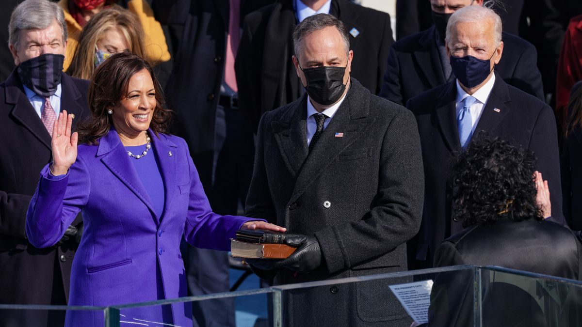 Kamala Harris jura como vicepresidenta de los Estados Unidos ante la jueza asociada de la Corte Suprema de los Estados Unidos, Sonia Sotomayor.