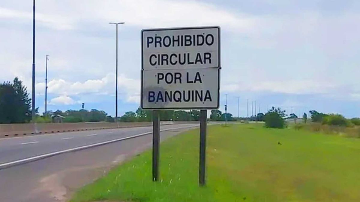 La cartelería ubicada en las rutas o autopistas que indican la prohibición de cirdular por la banquina es ignorada por los conductores La cartelería ubicada en las rutas o autopistas que indican la prohibición de cirdular por la banquina es ignorada por los conductores
