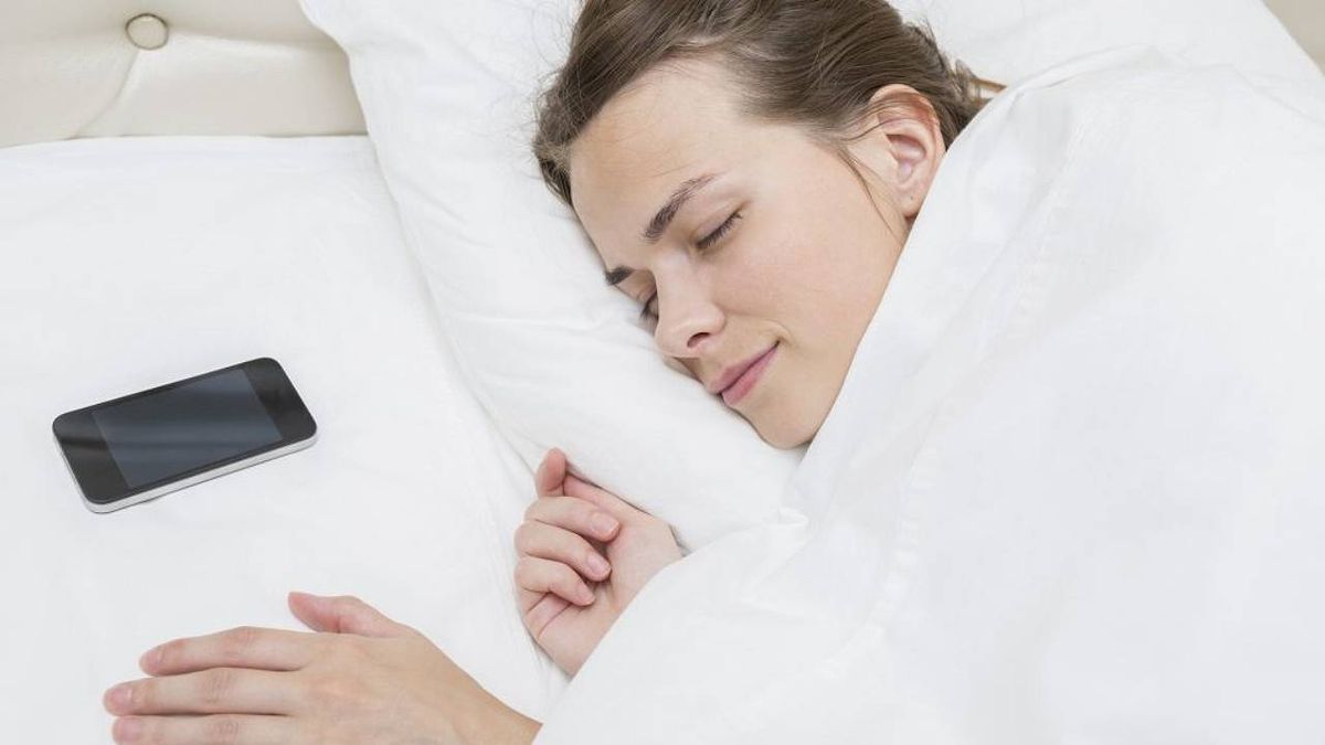 Descansar con el celular pegado a nosotros puede tener consecuencias negativas para la salud física y mental. Descansar con el celular pegado a nosotros puede tener consecuencias negativas para la salud física y mental.