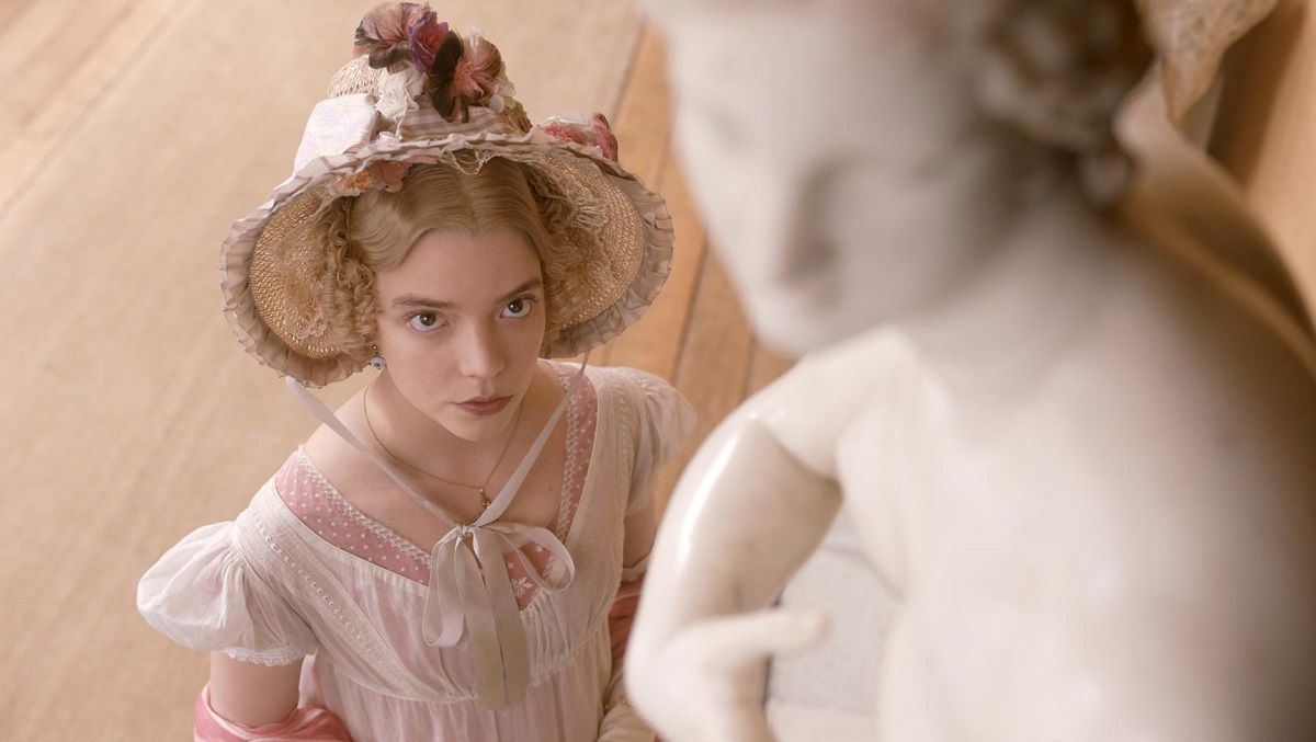 Anya Taylor-Joy interpreta a Emma Woodhouse en la película de Netflix basada en el libro de Jane Austen.