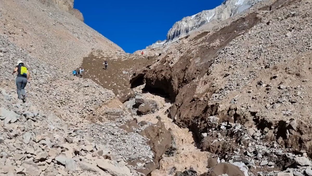En la imagen se ve a la izquierda nieve que quedó del invierno, en el medio un arroyo por el agua de deshielo, y a la derecha parte del glaciar a más de 4.500 metros de altura. En la imagen se ve a la izquierda nieve que quedó del invierno, en el medio un arroyo por el agua de deshielo, y a la derecha parte del glaciar a más de 4.500 metros de altura.