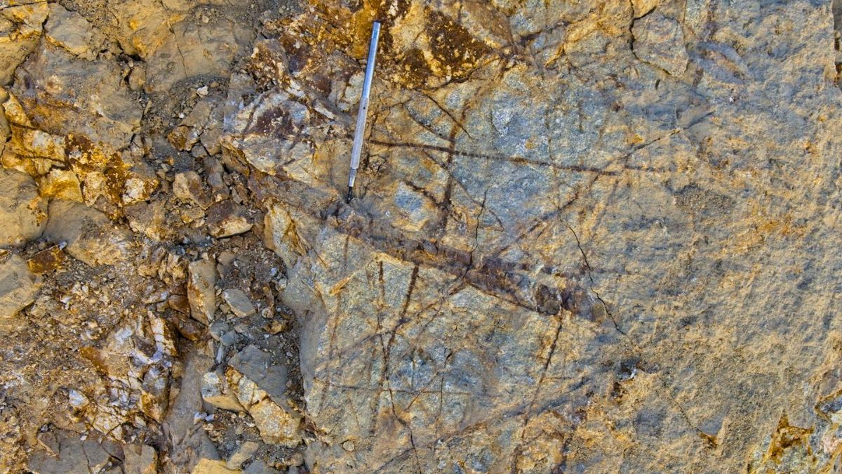 Roca típica de estos yacimientos, con abundantes vetas minerales, visible en el camino del proyecto minero El Perdido, hacia la plataforma de perforación Nº 3. Roca típica de estos yacimientos, con abundantes vetas minerales, visible en el camino del proyecto minero El Perdido, hacia la plataforma de perforación Nº 3.