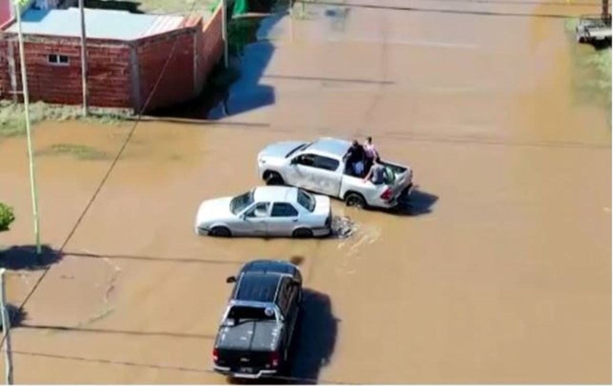 En muchos barrios de Bahía Blanca el agua comenzó a bajar, pero en otros, esta situación todavía no sucede. En muchos barrios de Bahía Blanca el agua comenzó a bajar, pero en otros, esta situación todavía no sucede.