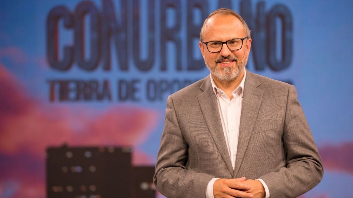 Además de dirigente político, Diego Valenzuela es escritor y periodista. Además de dirigente político, Diego Valenzuela es escritor y periodista.