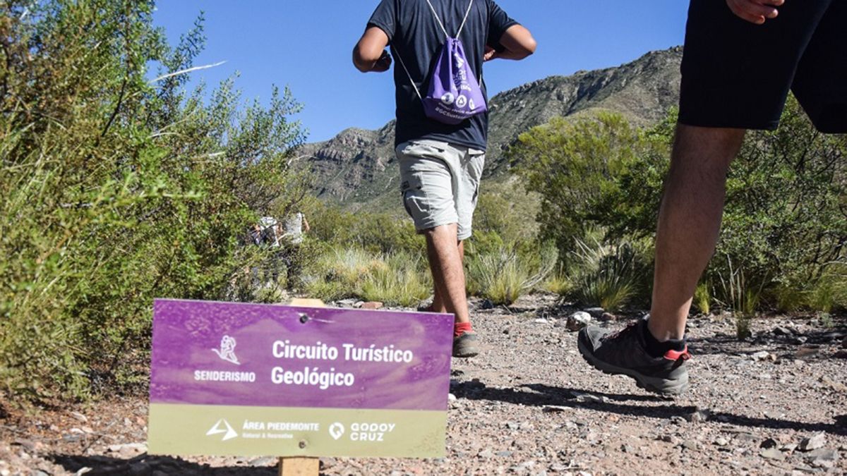 El senderismo en el piedemonte tiene un enfoque educativo geológico y ecológico. 