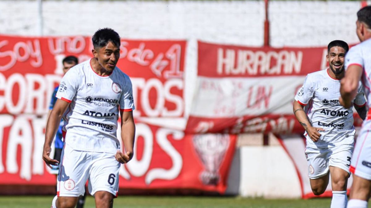 Enzo Montenegro le dio el triunfo a Huracán Las Heras frente al Deportivo Rincón en calle Olascoaga. Enzo Montenegro le dio el triunfo a Huracán Las Heras frente al Deportivo Rincón en calle Olascoaga.