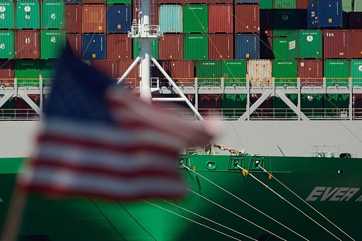 Contenedores de carga a bordo de un buque de carga en el Puerto de Los Ángeles en Los Ángeles, California en Estados Unidos. Crédito: EFE/EPA/Allison Dinner.