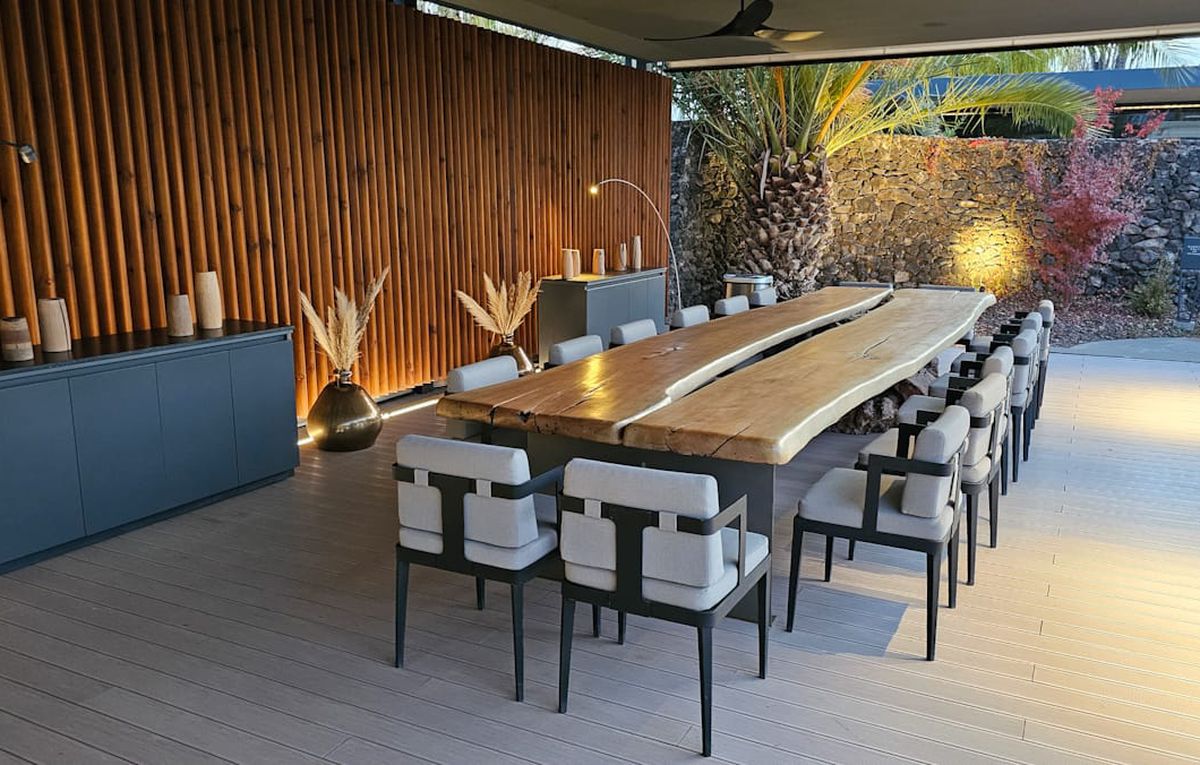 El exterior del hotel de Susana Balbo. Una galería con un asador y pileta. Un lugar ideal para disfrutar de una tarde de verano. El exterior del hotel de Susana Balbo. Una galería con un asador y pileta. Un lugar ideal para disfrutar de una tarde de verano.