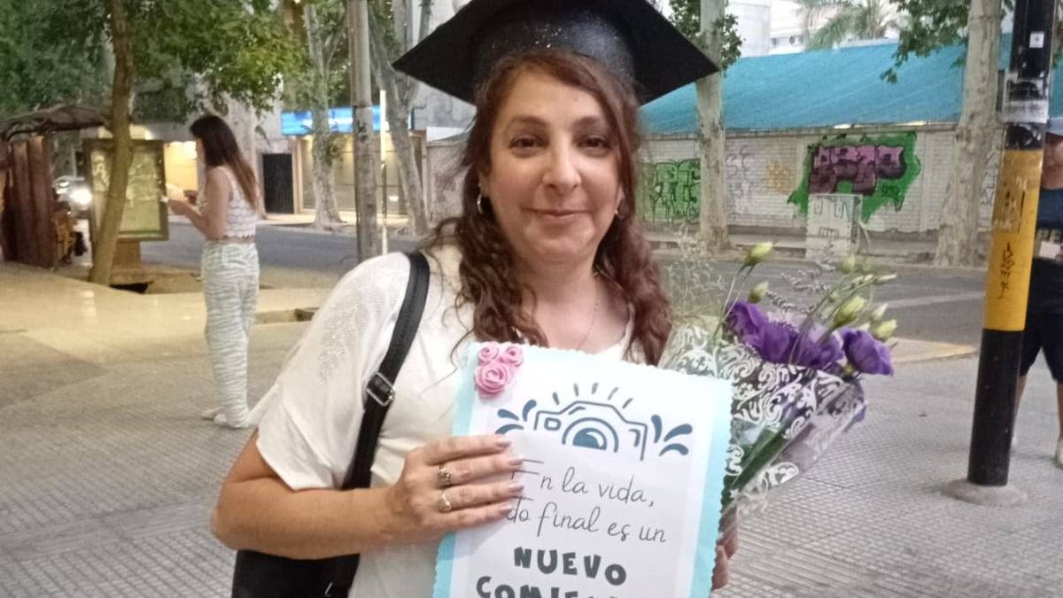 Un nuevo comienzo para Mariela, quien se recibió de docente junto con su hija. Un nuevo comienzo para Mariela, quien se recibió de docente junto con su hija.