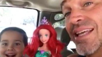 Viral: un niño compró una muñeca y así reaccionó su padre