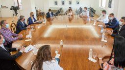 En el encuentro participan dirigentes de la oposición, el gobernador Suarez, el vice Mario Abed y el ministro de Gobierno Víctor Ibáñez.