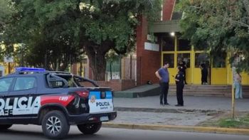 Vi a un niño tirado a la salida del baño: el dramático relato de una docente de la escuela de Santa Fe Vi a un niño tirado a la salida del baño: el dramático relato de una docente de la escuela de Santa Fe