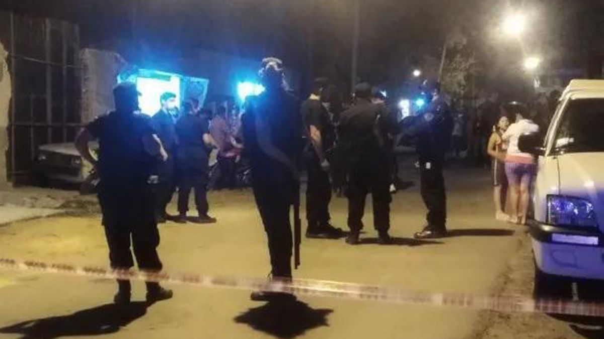 La joven se encontraba atendiendo una heladería, en un barrio de Rosario, y sicarios que pasaban en una moto la asesinaron de un balazo en la cabeza