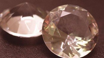 Hallan dos diamantes gigantes de casi cien quilates en Siberia