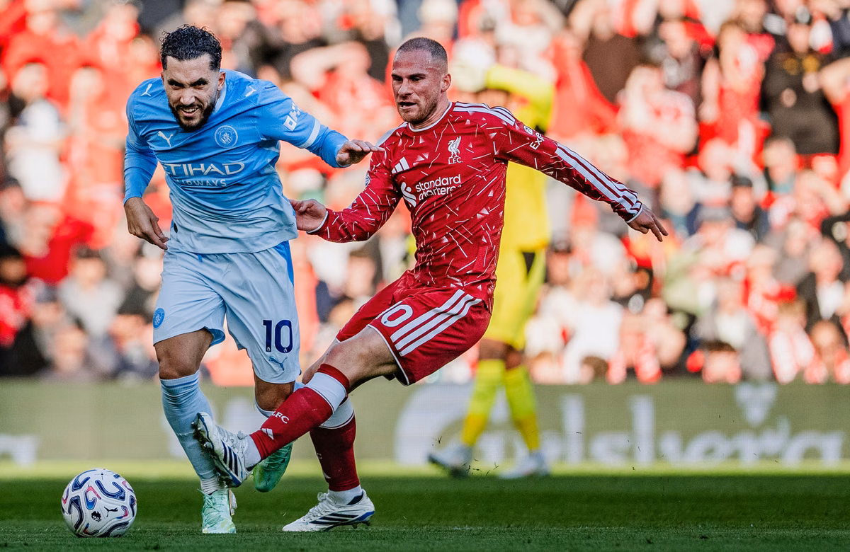 Alexis Mac Allister no pudo evitar la caída del Liverpool ante el Manchester City.