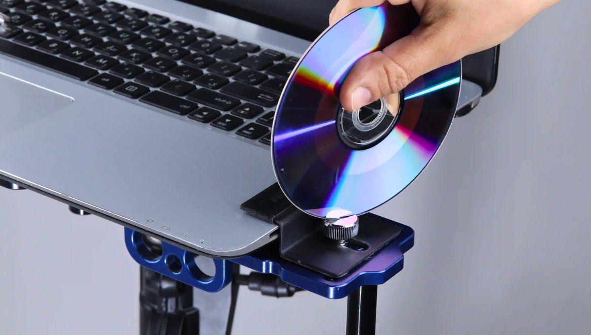 Quitar tornillo con CDs. Quitar tornillo con CDs.