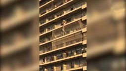Rescatan a un nene que quedó colgado de un octavo piso