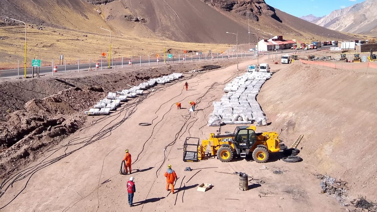 Las obras se realizan a más de 3000 metros de altura. Fotos y videos: Adrián Lima.