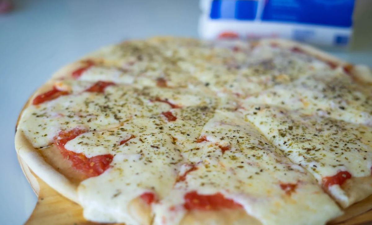 Riquísima piza casera. Con esta receta de piza casera fácil vas a quedar como un rey. Riquísima piza casera. Con esta receta de piza casera fácil vas a quedar como un rey.