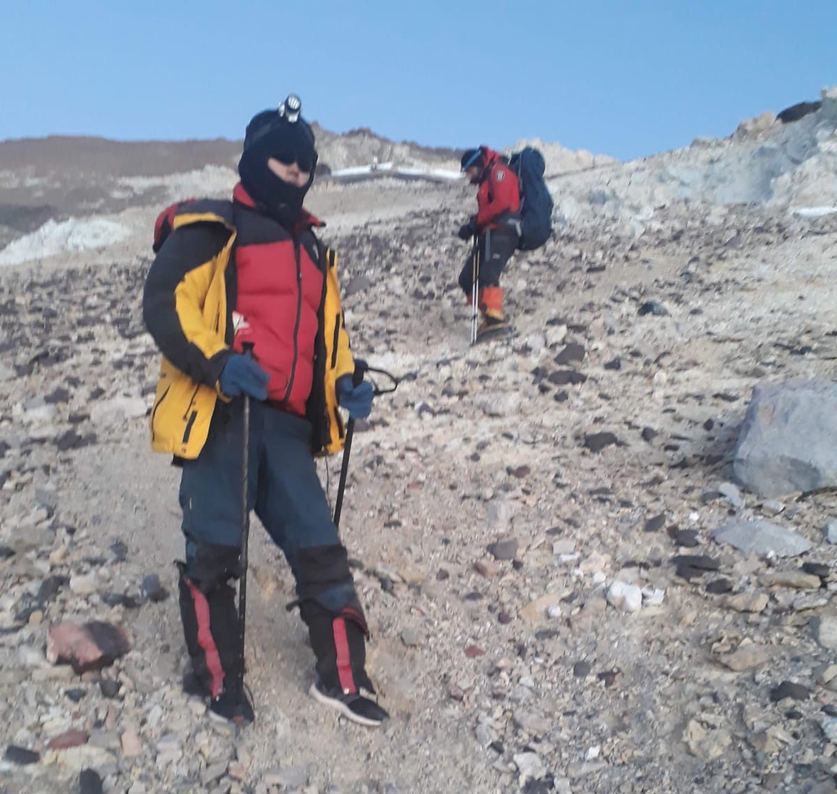 El andinista japonés quería llegar a la cumbre del Aconcagua con zapatillas comunes, lo que podría generar congelamiento en sus pies y hasta morir. El andinista japonés quería llegar a la cumbre del Aconcagua con zapatillas comunes, lo que podría generar congelamiento en sus pies y hasta morir.