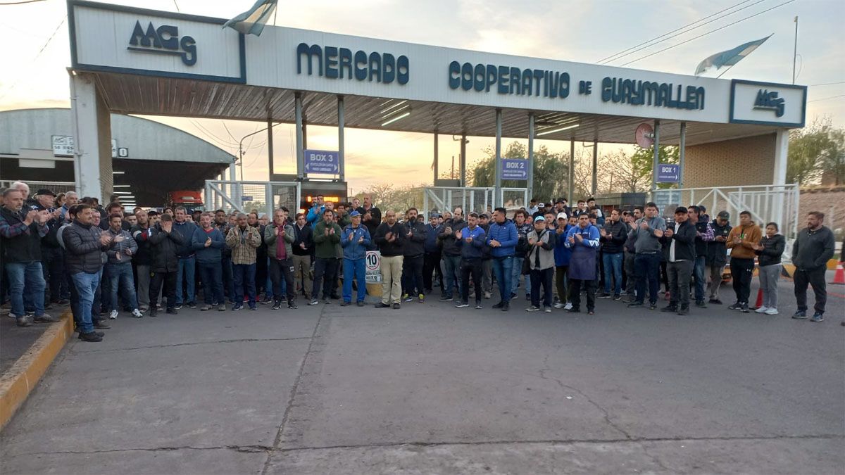 Los trabajadores y empleados del Mercado Cooperativo de Guaymallén se concentraron en los ingresos a la feria.