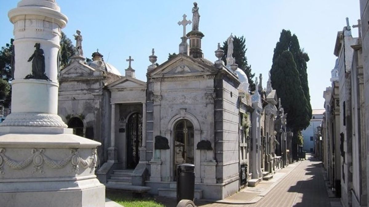 El Cementerio de La Recoleta es visitado diariamente por cientos de turistas de distintas partes del mundo El Cementerio de La Recoleta es visitado diariamente por cientos de turistas de distintas partes del mundo
