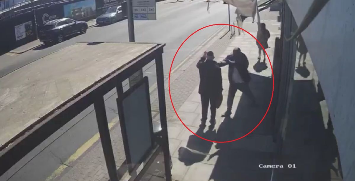 El ataque quedó grabado en video.