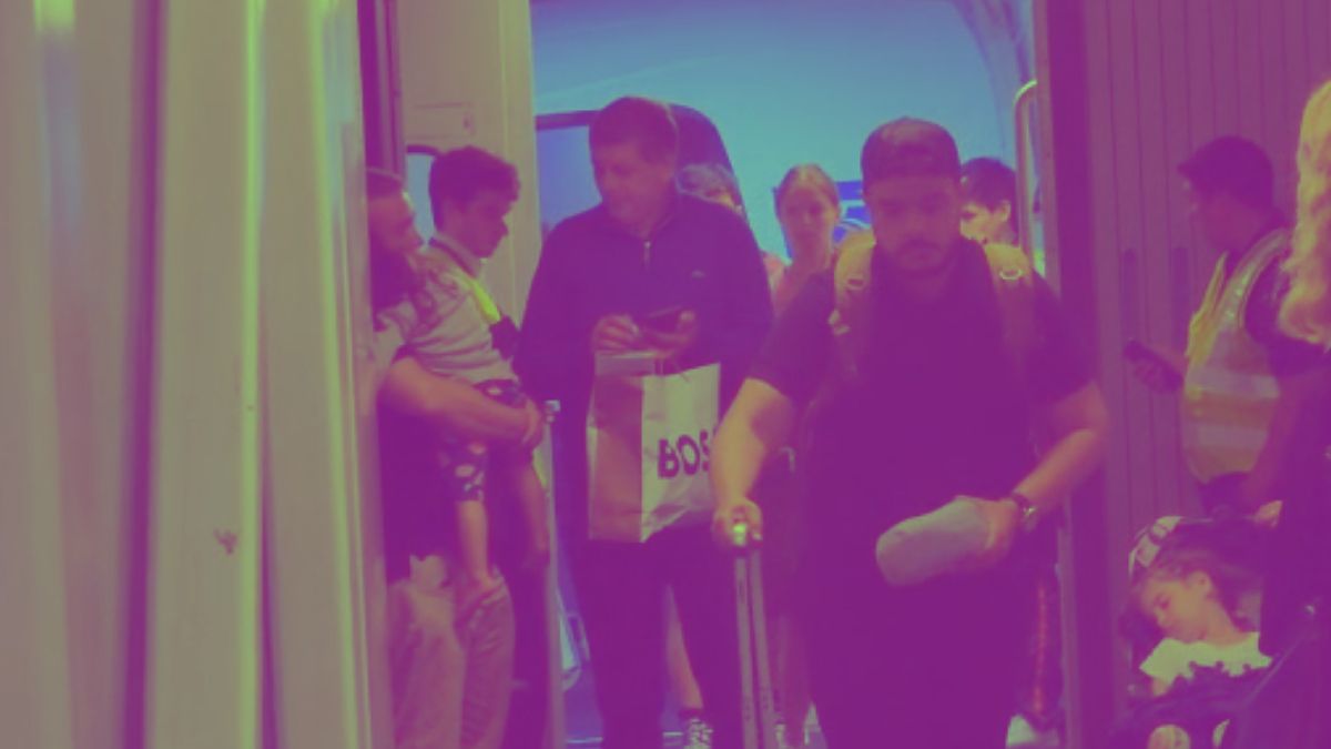 El intendente de Las Heras, Daniel Orozco dialoga con el papá de la nena descompensada que atendió en el avión, e hizo preparar la guardia del hospital Carrillo para que la atendieran de inmediato.