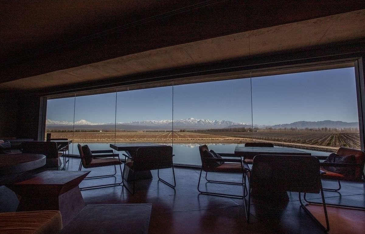 El living de la bodega Anaia Wines tiene una visión panorámica de los viñedos y el cielo mendocino. El living de la bodega Anaia Wines tiene una visión panorámica de los viñedos y el cielo mendocino.