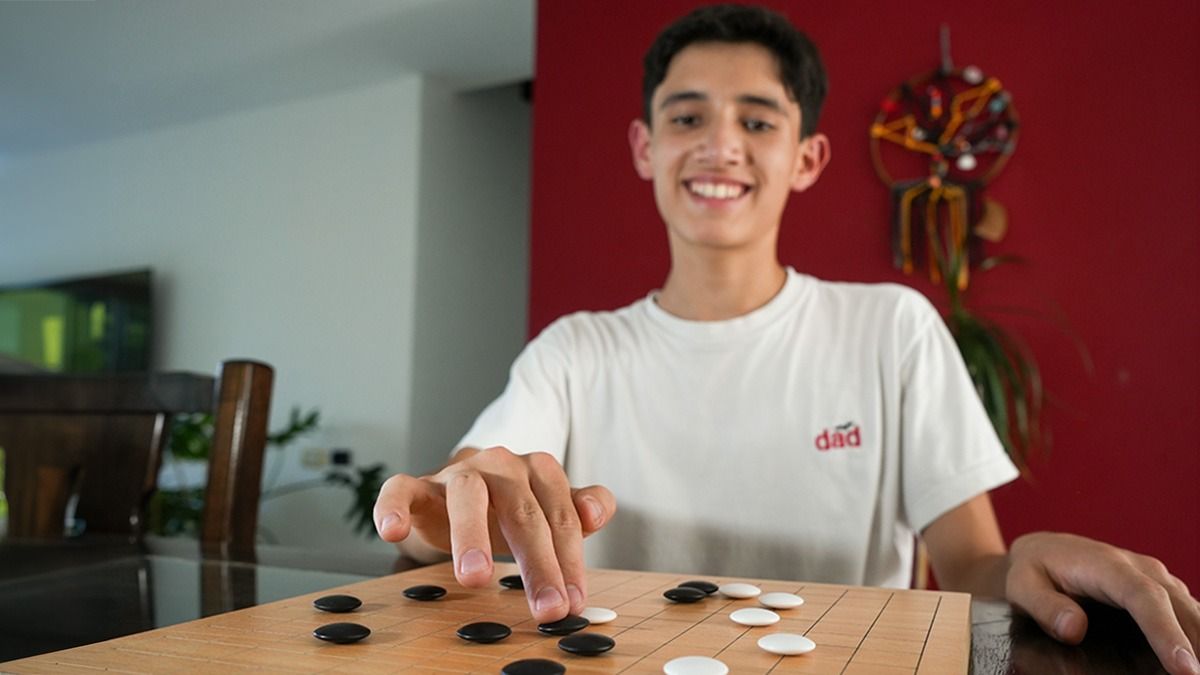 A Manuel le regalaron el juego de mesa Go para su cumpleaños de 9 y se apasionó sobre todo en pandemia. A Manuel le regalaron el juego de mesa Go para su cumpleaños de 9 y se apasionó sobre todo en pandemia.
