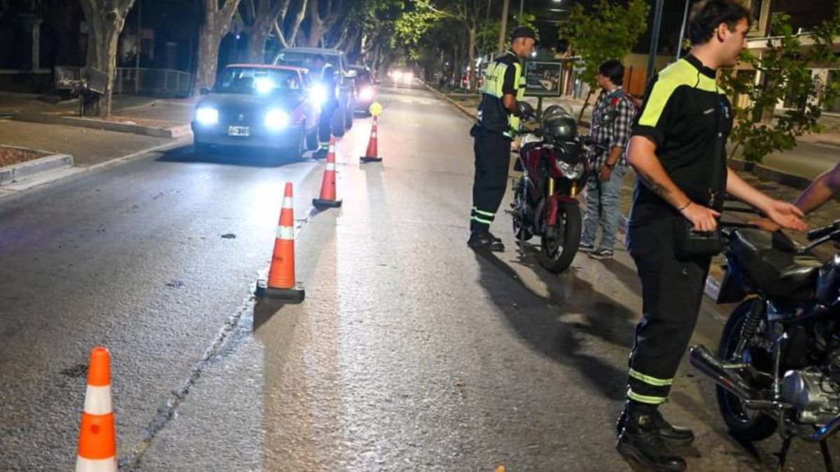 Personal de Tránsito de Godoy Cruz durante un control vial nocturno. Personal de Tránsito de Godoy Cruz durante un control vial nocturno.