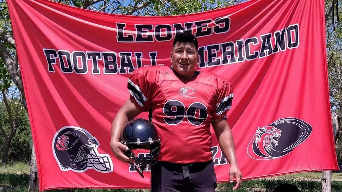 Rolando Aquino jugaba en el equipo Leones de fútbol americano.