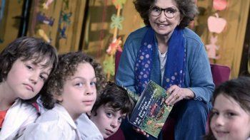 Norma Aleandro lee para niños en escuelas