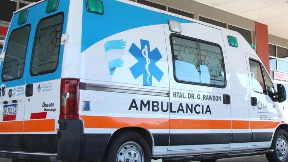 Motochorros chocaron contra un árbol y uno de ellos murió