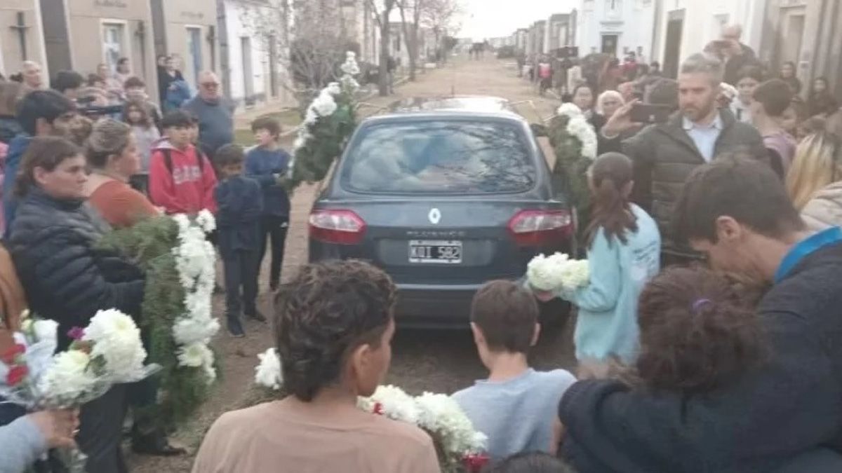Los vecinos y familiares de Joaquín se mostraron conmovidos durante el velatorio y camino al cementerio de Laboulaye Los vecinos y familiares de Joaquín se mostraron conmovidos durante el velatorio y camino al cementerio de Laboulaye