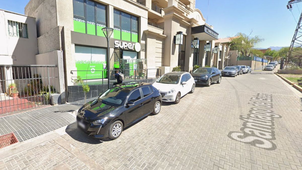 Los motochorros actuaron rápido dentro del supermercado de calle Santiago del Estero al 1200, de Godoy Cruz. Foto: Google Maps Los motochorros actuaron rápido dentro del supermercado de calle Santiago del Estero al 1200, de Godoy Cruz. Foto: Google Maps