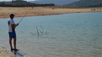 Un pescador pasaba una linda jornada y vio un cadáver flotando: la Policía se sorprendió con el hallazgo Un pescador pasaba una linda jornada y vio un cadáver flotando: la Policía se sorprendió con el hallazgo