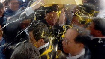 Qué huevada: lanzaron huevos al primer ministro surcoreano en protesta