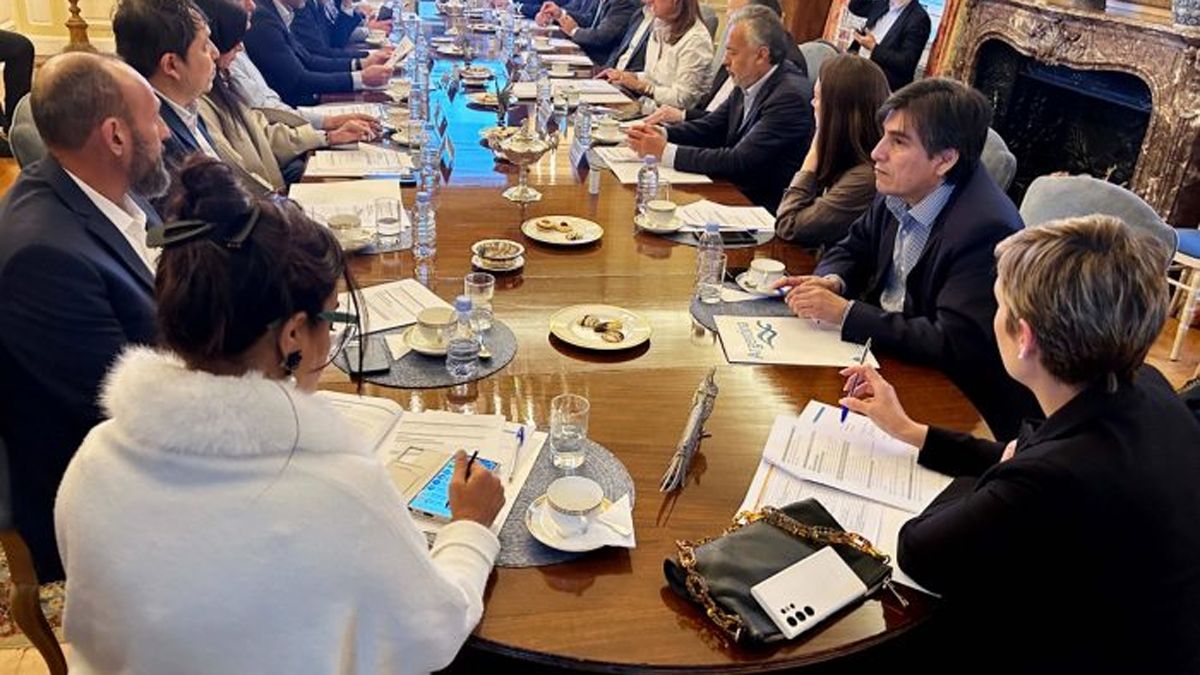 Alfredo Cornejo ya está en Londres junto a la ministra de Energía y Ambiente, Jimena Latorre. Tuvieron una reunión en la Embajda.