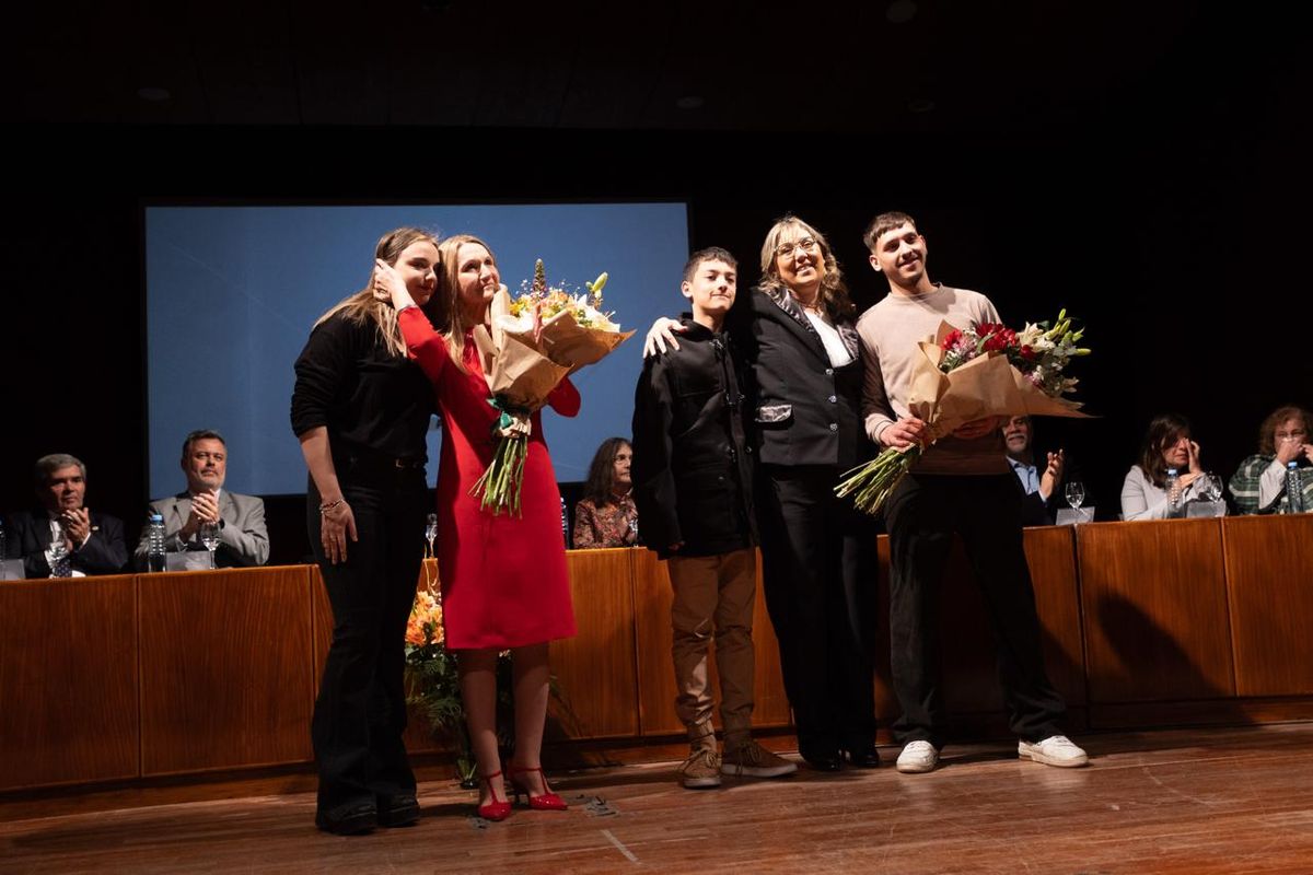 Adriana García, la nueva rectora de la UNCuyo, y Ana Sisti, la vicerectora, junto a sus hijos en el acto de asunción. Adriana García, la nueva rectora de la UNCuyo, y Ana Sisti, la vicerectora, junto a sus hijos en el acto de asunción.