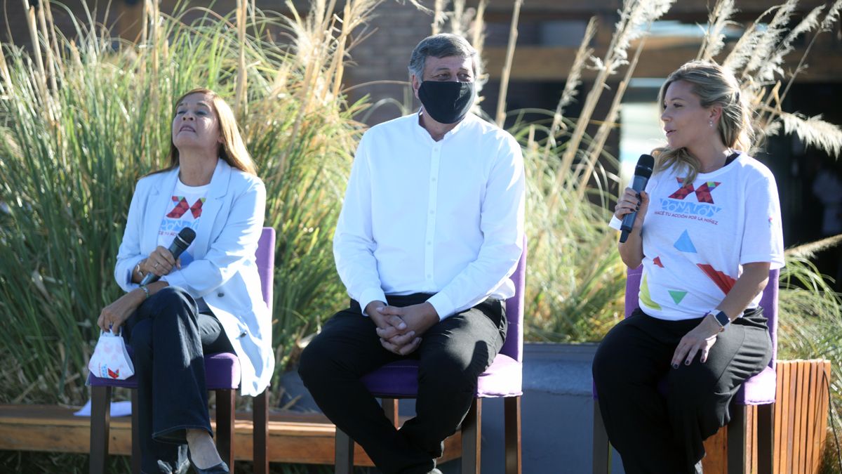 Alejandra Perinetti de Aldeas Infantiles, el intendente de Las Heras Daniel Orozco y la directora de Fundación Grupo América, Barbarita Vila