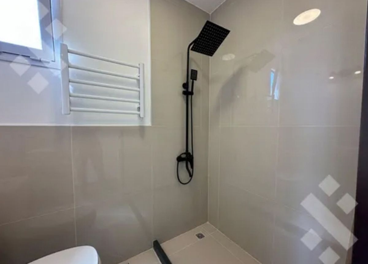 Ducha moderna en el baño de la casa contenedor que venden por Mercado Libre. Ducha moderna en el baño de la casa contenedor que venden por Mercado Libre.