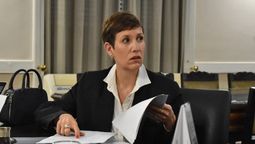 Jimena Latorre, ministra de Energía y Ambiente, brindó explicaciones de su maestría.