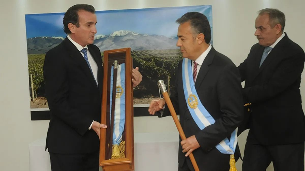 El exgobernador Paco Pérez (PJ) al pasarle el bastón de mando a Alfredo Cornejo (UCR) en 2015. El exgobernador Paco Pérez (PJ) al pasarle el bastón de mando a Alfredo Cornejo (UCR) en 2015.