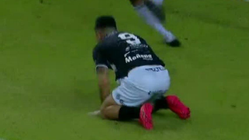 Nacho Morales no pudo con Lux y desperdició un penal